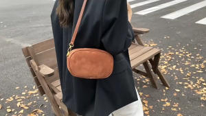 EchoBliss กระเป๋าทรงสี่เหลี่ยมขนาดเล็กแบบใหม่สำหรับฤดูใบไม้ร่วงกระเป๋าสะพายข้างแบบเรียบง่ายแฟชั่นกระเป๋าสะพายไหล่เดียวมูลค่าสูงกระเป๋าถือแบบลำลองสำหรับผู้หญิง