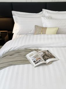 หนาขึ้น เรียบง่าย สีขาว ผ้าปูที่นอนสีเทา ลายทาง ปลอกผ้านวมล้างทําความสะอาดได้ไม่ย่นเตียงเดี่ยว กระโปรง สําหรับโฮมสเตย์โรงแรม Motel