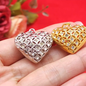 จี้หัวใจฉลุลายฝังเพชร สีทอง เงิน ขนาด 2.5x2cm ใส่กับสร้อยได้หลายแบบ จี้แฟชั่น ราคาถูก พร้อมส่ง