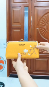 Ví nữ dài cầm tay kèm dây đeo chéo và đeo vai tiện lợi phối hoạ tiết cành hoa cực đẹp và khoá cài đẳng cấp NEW-0079