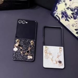 szhaiyu | For Samsung Galaxy Z Flip 8 Luxury Bling Glitter Flower Bracelet Phone Case Dazzling Small Fragrance Hard PC Cover