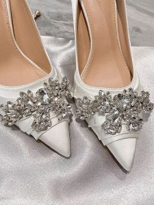 รองเท้าแต่งงานสีเงินแบบสวมส้นสูงสำหรับผู้หญิง ทรงหัวแหลม ด้านบนทำจากผ้าซาติน ดีไซน์เรียบหรู ดีไซน์ฝรั่งเศส รองเท้าแต่งงาน