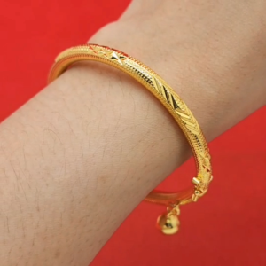 กำไลทอง กำไลหลอดพ่นทรายตัดลายห้อยกระพรวน เส้นผ่านศูนย์กลาง 4.5 ซม. เสริมบารมี ใส่ออกงานได้ ชุบทองติดทน สวยเป๊ะไม่โป๊ะ