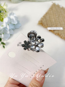 คลิปหนีบผมรูปฉลามคริสตัลดอกไม้ขนาดเล็กสำหรับผู้หญิง คลิปหนีบผมสไตล์เกาหลี ใหม่ล่าสุด 2025 คลิปหนีบผมด้านข้าง คลิปหนีบผมสำหรับผู้หญิง