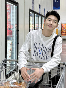 เสื้อยืดคอกลมแขนยาวพิมพ์ลายตัวอักษรสำหรับผู้ชาย ทรงหลวม แฟชั่นฤดูใบไม้ร่วง 2025 ลำลอง คอกลม แขนยาว สำหรับผู้ชาย