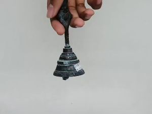 กระดิ่ง สายมู บูชาเทพ กระดิ่ง ทองเหลือง กระดิ่งด้ามจับ กระดิ่งพิธี  หล่อ หนา เรียบ เสียงใส จากประเทศอินเดีย ปากกว้าง 4 เซน HB-005- old