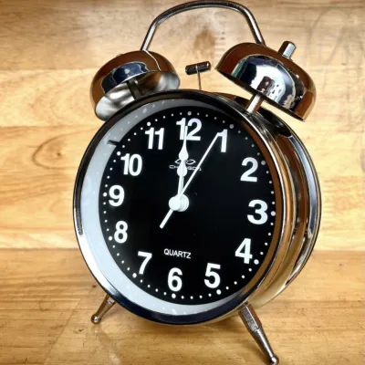 Đồng hồ báo thức 2 chuông to bằng inox mặt in hình SỐ DẠ QUANG (có đèn ảnh thật)