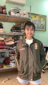 Áo Khoác Dù Nam Cổ Bẻ Phối Khóa Kéo Kèm Nút Bấm Phía Ngoài Như Hình Thiết Ké Tay 2 Sọc Cá Tính