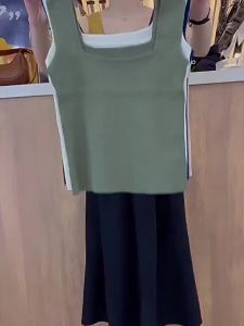 Vintage French Design Short V-neck Tank Top