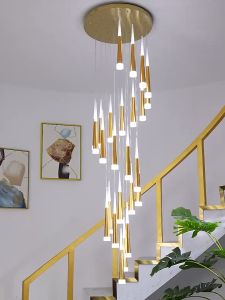 Lampu gantung panjang tangga Skandinavia modern dipimpin lampu langit-langit tinggi lampu gantung tiga warna lampu gantung restoran vila lampu gantung berputar