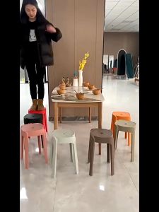 เก้าอี้พลาสติกสไตล์วินเทจ พร้อมลวดลายเรขาคณิต สำหรับห้องนั่งเล่น/โต๊ะรับประทานอาหาร 33*45 ซม.