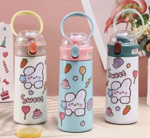กระติกน้ำเด็กเก็บอุณหภูมิร้อนเย็น 600mlใช้หลอดดูดหรือยกดื่มได้ มาพร้อมสติ๊กเกอร์ลายการ์ตูนสุดน่ารักใช้ตกแต่งขวดได้