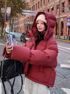 เสื้อแจ็คเก็ตขนเป็ดหนาสีแดง เสื้อโค้ทสั้นสำหรับผู้หญิง ฤดูหนาว 2024 ใหม่ เสื้อคลุมกันหนาวแบบหนา ทรงพอดีตัว ผ้าขนแกะผสมโพลีเอสเตอร์