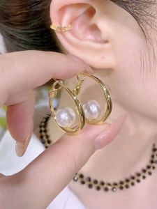 Unique Personality Pearl Earrings Womens Fashion Jewelry Elegant Sensation 2023 New Style Alloy Geometric Pattern Hoop Earrings