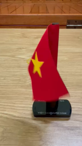 CỜ VIỆT NAM GẮN NẮP DẦU DÁN XE MÁY XE HƠI CHÂN NHÔM ĐEN