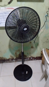 PREOWNED USED ELECTRIC STAND FAN 16inc BLACK