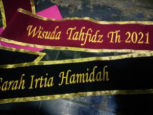 SEHARI JADI CEPAT KIRIM SELEPANG WISUDA KAIN bahan BLUDRU 2 LAPIS Selempang Wisuda Eksclusif Murah SELEMPANG WISUDA PITA/ RENDA BORDIR KOMPUTER SELEMPANG SIAP PAKAI BISA CUSTOM NAMA  SIAP PAKAI DAN SUDAH ADA PEREKAT GARANSI 100%
