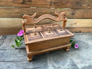 เซี่ยนหมาก กล่องไม้สักโบราณ  ไม้สักสีเนื้อไม้  ขนาด กว้าง 20 ซม. ยาว 28 ซม. สูง 24 ซม.