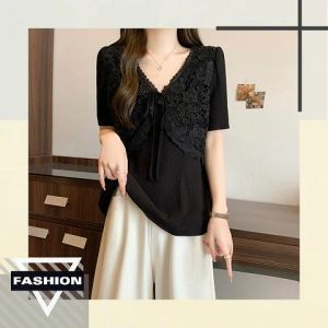 QKKshop ราคาดีมาก เสื้อแฟชั่นผู้หญิง ดีไซน์ลูกไม้สวยงามมาก ทรงเสื้อใส่ได้ทุกวัยดูไม่แก่มาก คอวีมีสายผูกที่หน้าอกเพิ่มดีเทลลูกเล่นให้เสื้อไม่เรียบเกินไป โทนสีเรียบใช้งานได้ง่ายสุดแน่นอน