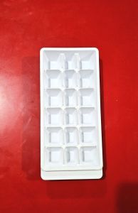 CETAKAN ES BATU KULKAS POLYTRON ORIGINAL KODE 37E395 PUTIH (22X10X3CM)