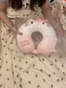 Gối kê cổ du lịch Hello Kitty mềm mịn – gối chữ U êm ái giảm mỏi cổ LILA GOIKI62