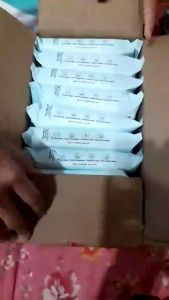 คลิป 10 ชิ้น แพ็ค บรรจุภัณฑ์ B433 สำหรับกระดาษเปียก และกระดาษทิชชู่เปียก มีสูตรน้ำบริสุทธิ์ ผ้านูมชูม และเพียงู่ที่ 10 ตัว