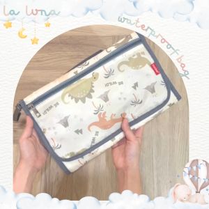 La Luna กระเป๋าเปลี่ยนผ้าอ้อม แผ่นเปลี่ยนผ้าอ้อม แผ่นรองกันเปื้อนพกพา (Waterproof Changing Pad Bag)