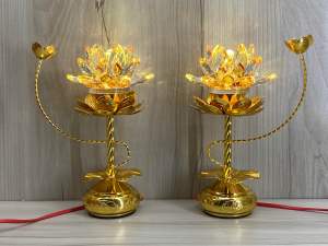 Cặp đèn thờ hoa sen pha Lê bông sen vàng đổi màu cao 23cm