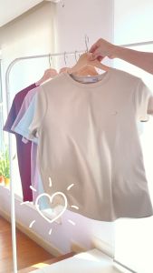 Narinari : NT2496 Essential Ease Tee เสื้อยืดคอกลม ใส่สบาย พับเย็บฟิกซ์ปลายแขน ปักตกแต่งอะไหล่กลมสีเงิน