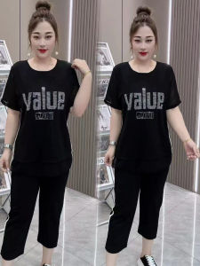ชุดแฟชั่นฤดูร้อน 2 ชิ้น แขนสั้น ทรงหลวม ทรงเข้ารูป กางเกงขายาว 7 ส่วน ตัวอักษรประดับเพชร ขนาดใหญ่ เสื้อผ้าทำงานสำหรับผู้หญิง