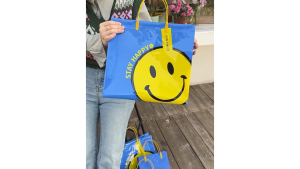 กระเป๋าช้อปปิ้ง smile ถุงวัสดุPVC กันน้ำด้วย เคลือบงานดี  1 เซ็ต  4ใบ