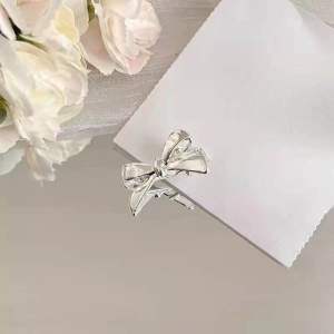 A05✨ 【Klip Rambut Riben Gaya Korea】Mini Metal Bow Hair Clip | 韩系金属蝴蝶结刘海夹 甜酷少女 小号刘海发卡 碎发夹子 发饰 HairPin Hair Accessories