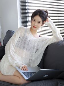 Áo Len Dệt Kim Khoét Lỗ Hở Vai Cổ Chữ V Gợi Cảm Mùa Hè 2024 Áo Khoác Ngoài Phong Cách Ngọt Ngào Dáng Rộng Thoải Mái Áo Khoác Ngoài