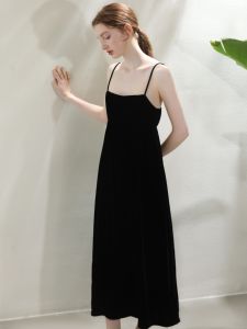 Miccbeirn | ชุดเดรสยาวคลุมเข่าผ้ากำมะหยี่สีดำ ชุดเดรสคอวีแขนกุด เอวสูง แฟชั่นฤดูร้อน 2023 ผ้าไหมมัลเบอร์รี่ ทรงเอ