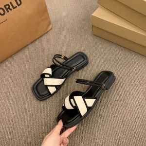 รองเท้าแตะส้นแบนสไตล์นางฟ้าฝรั่งเศสสำหรับผู้หญิงในช่วงฤดูร้อนสำหรับใส่กลางแจ้งพร้อมกระโปรง รองเท้าแตะแบบสวมสองทางสไตล์โรมัน รองเท้าแตะแบบสวมสบายๆ สำหรับใส่ไปเที่ยว