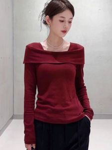 เสื้อยืดแขนยาวสีแดงสำหรับผู้หญิงในฤดูใบไม้ร่วง เสื้อชั้นในทรงเข้ารูปไม่สมมาตร กระชับสัดส่วน หวานและเผ็ดร้อน เสื้อตัวบนระดับไฮเอนด์