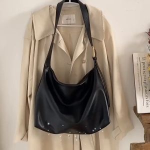 IELGY  Tas Fashion Wanita Baru Lembut Runtuh Gaya Minimalis Tas Bahu Messenger Kapasitas Besar