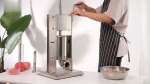 เครื่องบรรจุไส้กรอกแบบใช้มือในครัวเรือนเชิงพาณิชย์ เครื่องบรรจุไส้กรอก และแฮมแบบถอดได้แนวตั้งสแตนเลส 2L 5L