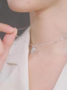 ZHOU LIU FU 周六福 PT950 Platinum Necklace Fishtail Pendant Necklace Timeless Daily Jewelry for Women Girl 40+5cm B0614838