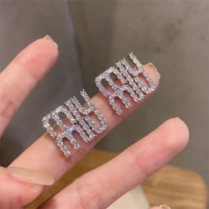 Fashionable Diamond-Encrusted Letter Stud Earrings Womens Super Shiny Elegant Luxury Alloy Jewelry Versatile Ear Decorations