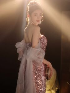 ชุดราตรีหางปลาสีชมพูหรูหรา ชุดราตรีผู้หญิง ชุดราตรีสุดหรู ชุดราตรีสีสันสดใส ชุดราตรียาว ชุดราตรีฤดูใบไม้ร่วง