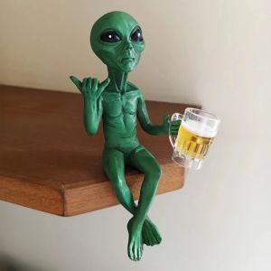 /Funny Resin Alien Drinking Beer Statue For Garden Yard Landscaping Outdoor Desktop Decoration Art Ornament Gift Home Bar..