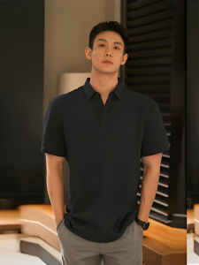 เสื้อโปโลแขนสั้นสีดำสไตล์อังกฤษสำหรับผู้ชายในช่วงฤดูร้อน เสื้อยืดทรงหลวมๆ ลำลอง สไตล์บุรุษ