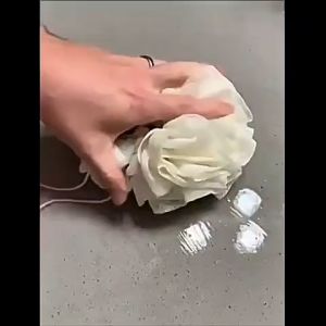 Bông tắm 2 mặt trong 1 Khăn Bông Tắm tạo bọt giúp tẩy tế bào chết. Bông tắm tròn có dây rút đựng xà phòng và xà bông. Khăn bông tắm hai mặt hiệu ứng kép dễ dàng.  Sử dụng nép gấp hai bên trải nghiệm loại khăn bông tắm mới Tạo bọt nhẹ nhàng mát xa lênda