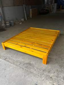 Giường palet gỗ thông chân trụ cao 20cm/25cm