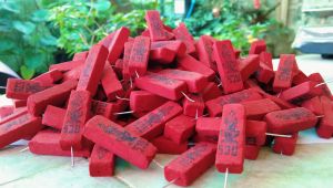 ธูปท้าวเวสสุวรรณสีแดง 100 แท่ง ปลุกเสกเรียบร้อย เลข 3 หลัก