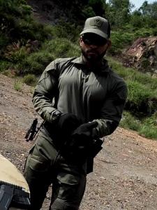 เสื้อคอมแบทชายแขนยาว สีดำ ผ้านิ่มเบาสบาย คอปกบัว กระชับร่างกาย เหมาะกับกิจกรรมกลางแจ้ง​