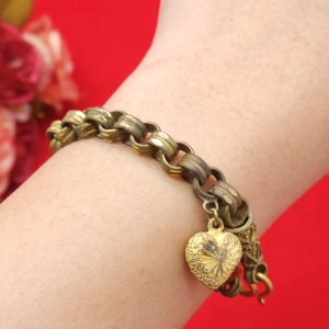 สร้อยข้อมืองานดิบทองเหลืองลายผ่าหวายคู่ห้อยจี้หัวใจ ความยาว 6.5 นิ้ว งานดิบไม่ได้ชุบ ทองเหลืองโบราณ ใส่อาบน้ำได้ พร้อมส่ง