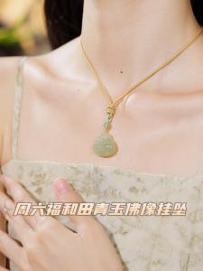 ZHOU LIU FU 周六福 จี้ทอง Natural Hetian Green Jade Buddha Pendant Chinese Culture Blessing Pendant Brown Adjustable Braided Braided Necklace (65-75cm) Y0413459