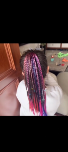 วิกผมเด็ก เครื่องประดับผมสีรุ้งสำหรับเด็ก ฟางผมสีไล่เฉดสไตล์เดรดล็อก เครื่องประดับผมยางรัดสีสันสดใส ความยาวประมาณ 35 เซนติเมตร